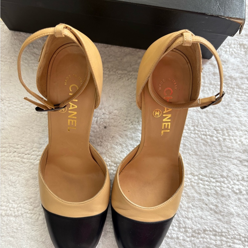 CHANEL Women's Two-Tone classic Beige and Black cap toe Vintage Heels - Picture 3 of 17
